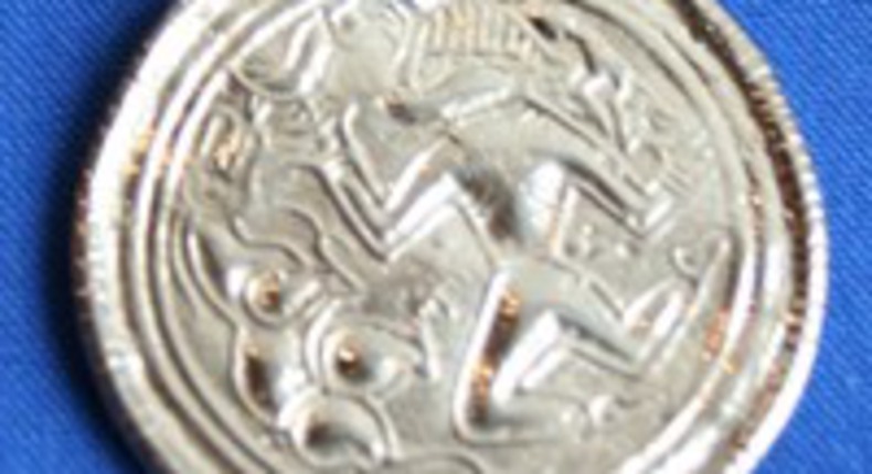 Silverhänge som föreställer Odin, Sleipner och korparna.