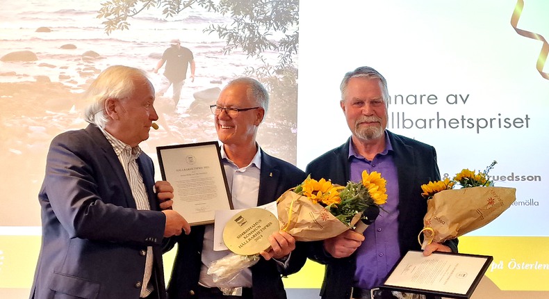 Ola Truedsson och Dennis Hällje prisades under Arkitekturdagen 2024 för deras ideella, idoga och viktiga arbete med Oderbäcken i Baskemölla. På bilden tillsammans med Roland Thord (M).
